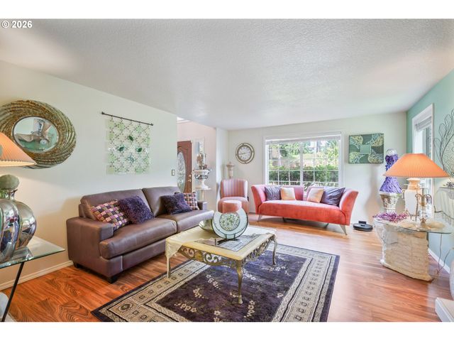215 W ST JAMES Pl, Longview, WA 98632