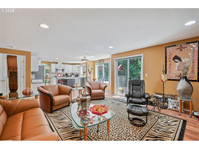 215 W ST JAMES Pl, Longview, WA 98632