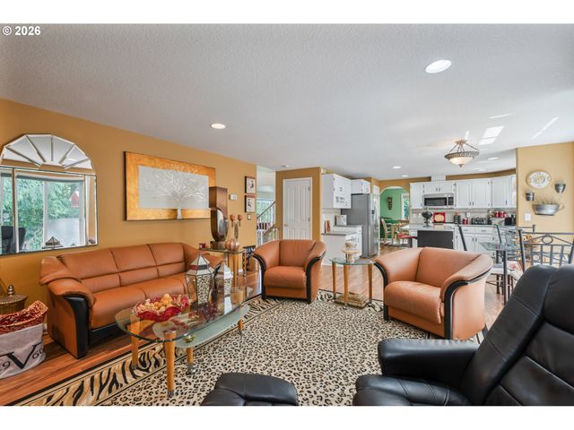 215 W ST JAMES Pl, Longview, WA 98632