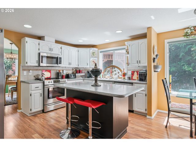 215 W ST JAMES Pl, Longview, WA 98632
