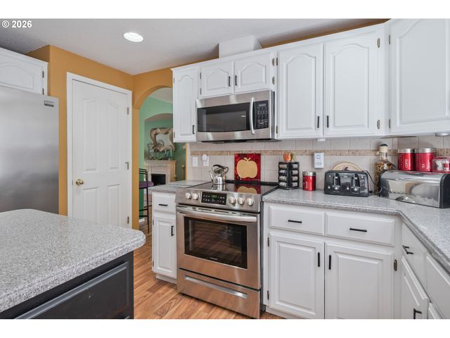 215 W ST JAMES Pl, Longview, WA 98632