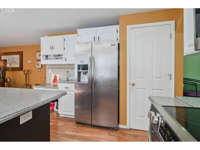 215 W ST JAMES Pl, Longview, WA 98632