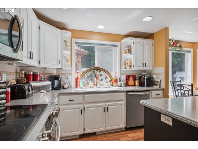 215 W ST JAMES Pl, Longview, WA 98632