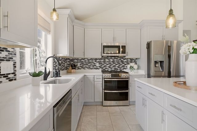 341 Courtney St, Fall River, MA 02720