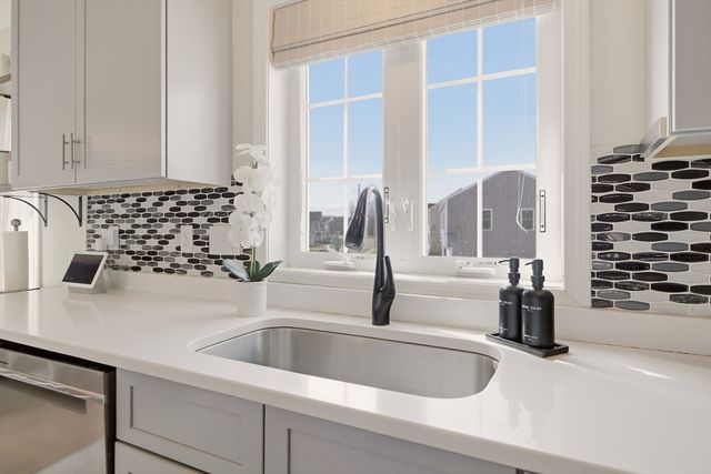 341 Courtney St, Fall River, MA 02720