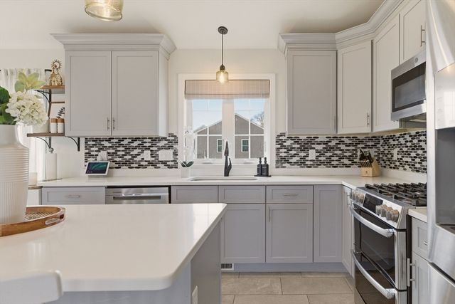 341 Courtney St, Fall River, MA 02720