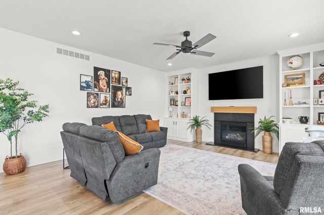 1904 Parthenon Court, Chatham, IL 62629