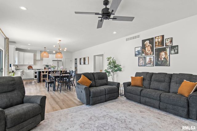 1904 Parthenon Court, Chatham, IL 62629