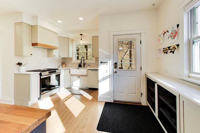 4039 N Harding Avenue, Chicago, IL 60618