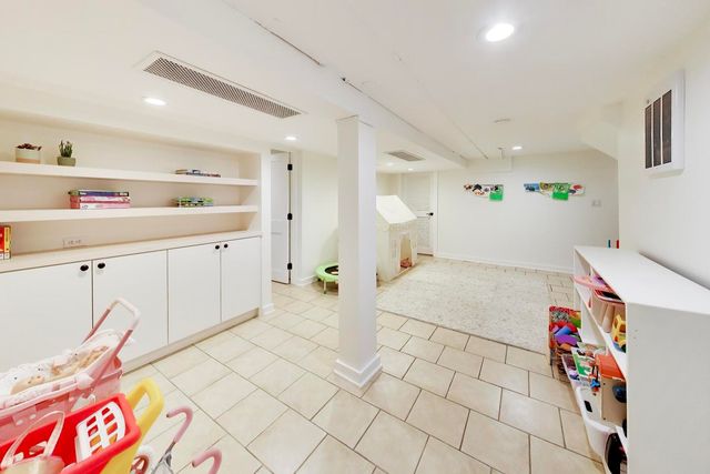 4039 N Harding Avenue, Chicago, IL 60618