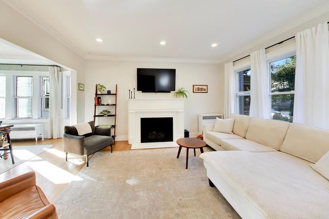 4039 N Harding Avenue, Chicago, IL 60618