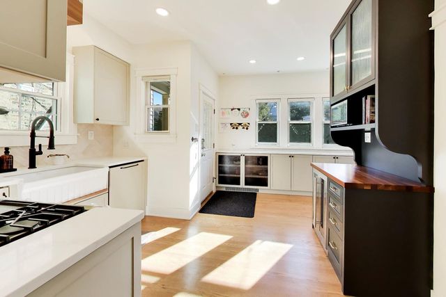4039 N Harding Avenue, Chicago, IL 60618