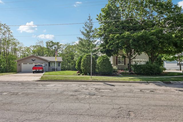 150 Forest Avenue, Fox Lake, IL 60020