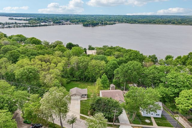150 Forest Avenue, Fox Lake, IL 60020