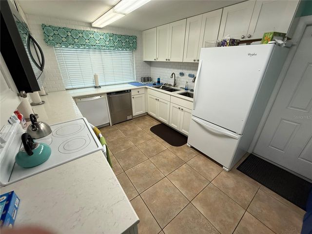 1250 N PORTOFINO DRIVE 202, Sarasota, FL 34242