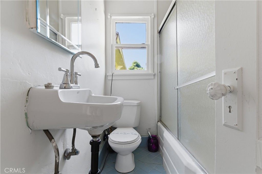 Image 24 of property listing at 2004 Echo Park Avenue, Los Angeles, CA 90026