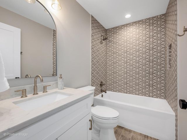 104 N Evergreen Avenue, Elmhurst, IL 60126