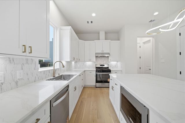 328 Janisch C, Houston, TX 77018