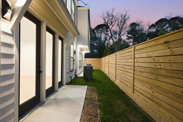 328 Janisch C, Houston, TX 77018