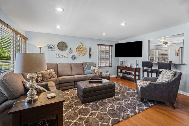 931 N Fernandez Avenue, Arlington Heights, IL 60004