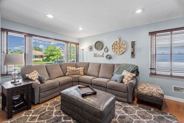 931 N Fernandez Avenue, Arlington Heights, IL 60004