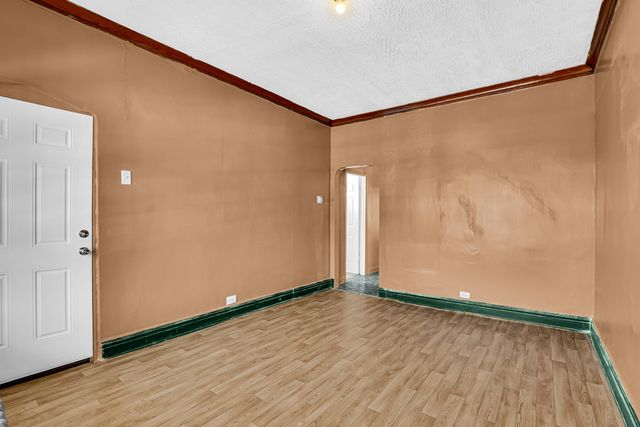 8533 S MANISTEE Avenue, Chicago, IL 60617