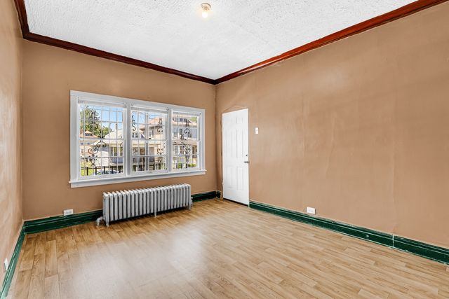8533 S MANISTEE Avenue, Chicago, IL 60617