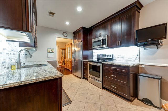 409 Elton Court E, Saint James, NY 11780