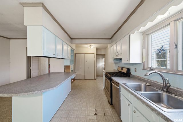 904 E SENECA Place, Peoria, IL 61603