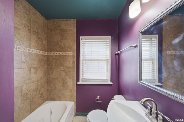 904 E SENECA Place, Peoria, IL 61603