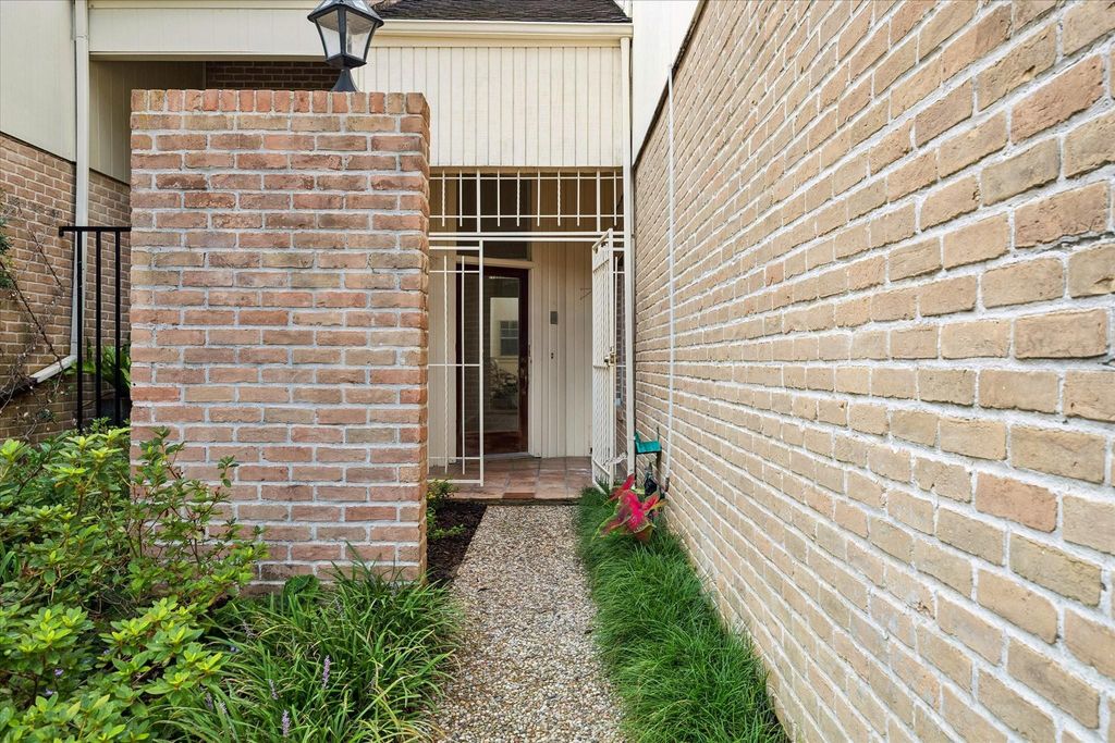 10123 Valley Forge Drive, Houston, TX 77042