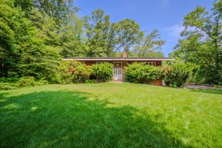 4 Northrop Road, Woodbridge, CT 06525