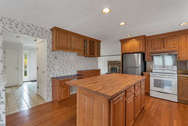 9 Isabella Drive, Londonderry, NH 03053