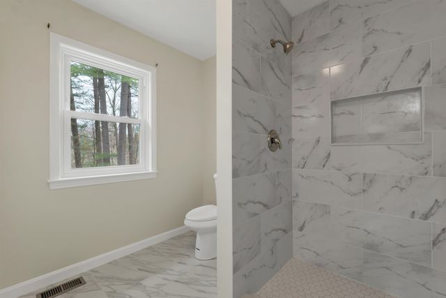 9 Isabella Drive, Londonderry, NH 03053