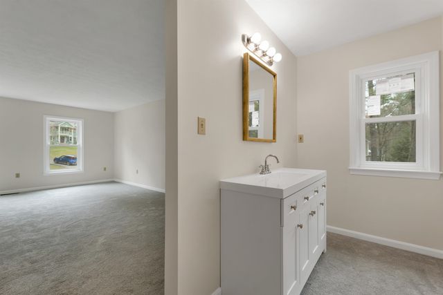 9 Isabella Drive, Londonderry, NH 03053