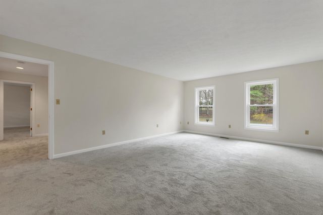 9 Isabella Drive, Londonderry, NH 03053