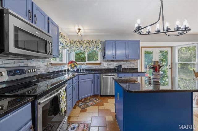 301 Arlington Glen Court, Fenton, MO 63026