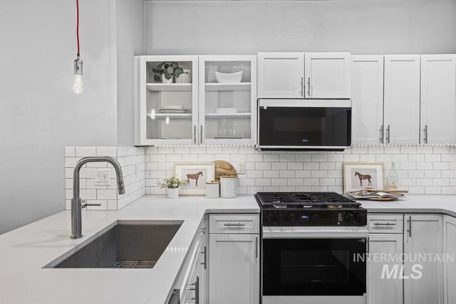 3690 N Adams Street, Garden City, ID 83714