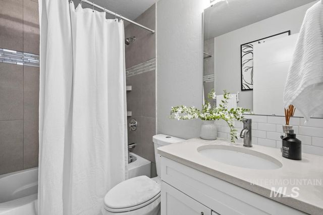 3690 N Adams Street, Garden City, ID 83714