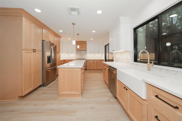 203 S Pathfinders Circle, The Woodlands, TX 77381