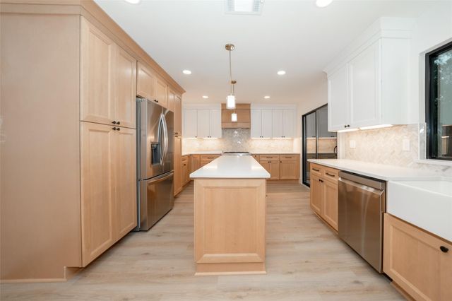 203 S Pathfinders Circle, The Woodlands, TX 77381