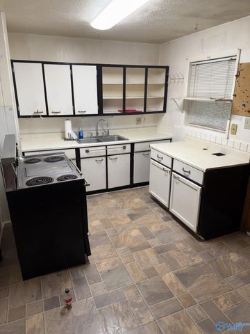 432 S South Plymouth Road NW, Huntsville, AL 35811