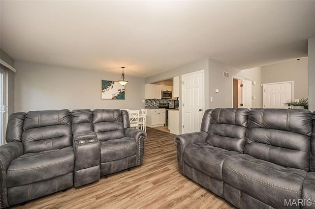 11932 Autumn Lakes Drive, Maryland Heights, MO 63043