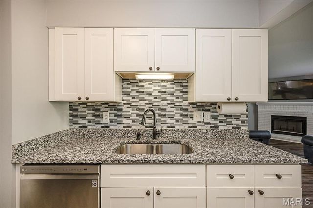 11932 Autumn Lakes Drive, Maryland Heights, MO 63043
