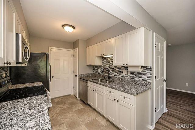 11932 Autumn Lakes Drive, Maryland Heights, MO 63043