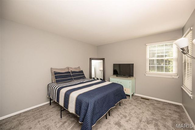11932 Autumn Lakes Drive, Maryland Heights, MO 63043