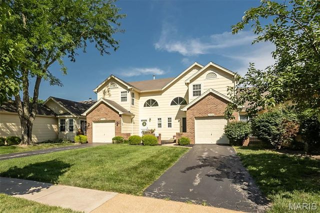 11932 Autumn Lakes Drive, Maryland Heights, MO 63043