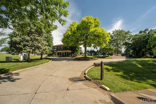 11932 Autumn Lakes Drive, Maryland Heights, MO 63043