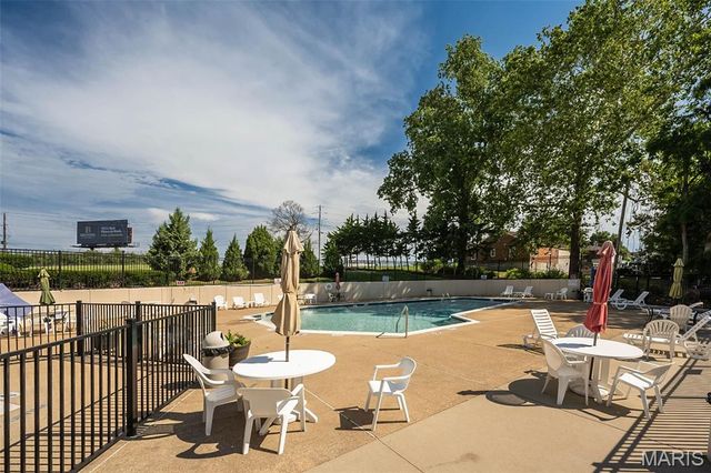 11932 Autumn Lakes Drive, Maryland Heights, MO 63043