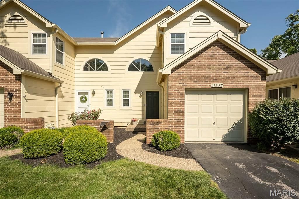 11932 Autumn Lakes Drive, Maryland Heights, MO 63043